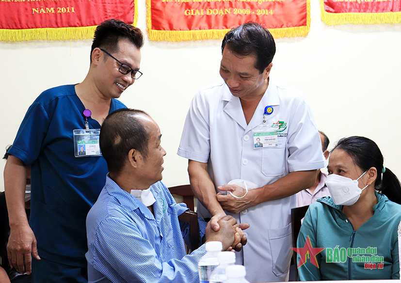 Bệnh nhân nặng chuyển từ huyện đảo Trường Sa về đất liền điều trị đã xuất viện